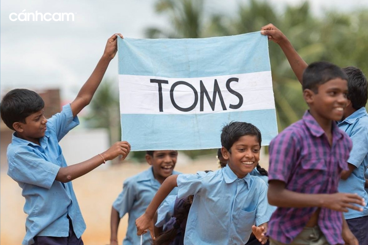 TOMS triển khai chiến dịch “One for One” với thông điệp là mỗi đôi giày được mua đều trở thành một món quà có nghĩa đặc biệt cho những trẻ em có hoàn cảnh khó khăn.